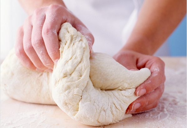 Nhào bột và ủ bột là bước quan trọng để có được những chiếc bánh mì thơm ngon