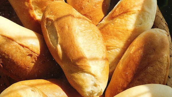 Bánh mì sau khi nướng có màu vàng đặc trưng, ngoài giòn, trong mềm, dai