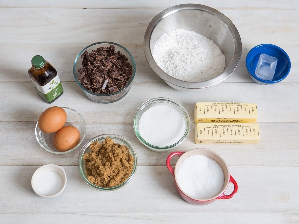 Một số nguyên liệu phục vụ cho cách làm bánh quy socola chip