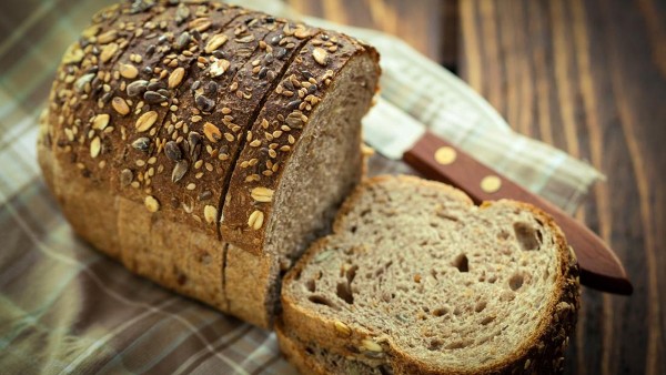Nên ăn bánh mì nguyên cám để bổ sung nhiều chất xơ cho cơ thể