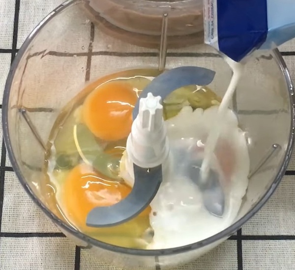 Đánh trứng bằng máy xay sinh tố để làm bánh bông lan