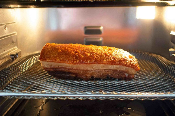 Nướng thịt ba chỉ bằng lò nướng ở nhiệt độ 200ºC