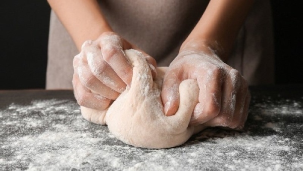 Nhồi bột đều tay để bột dai và xốp hơn